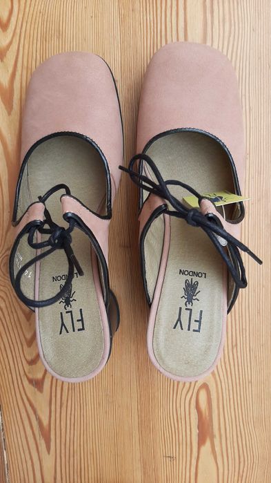 Sapatos abertos Fly London novos