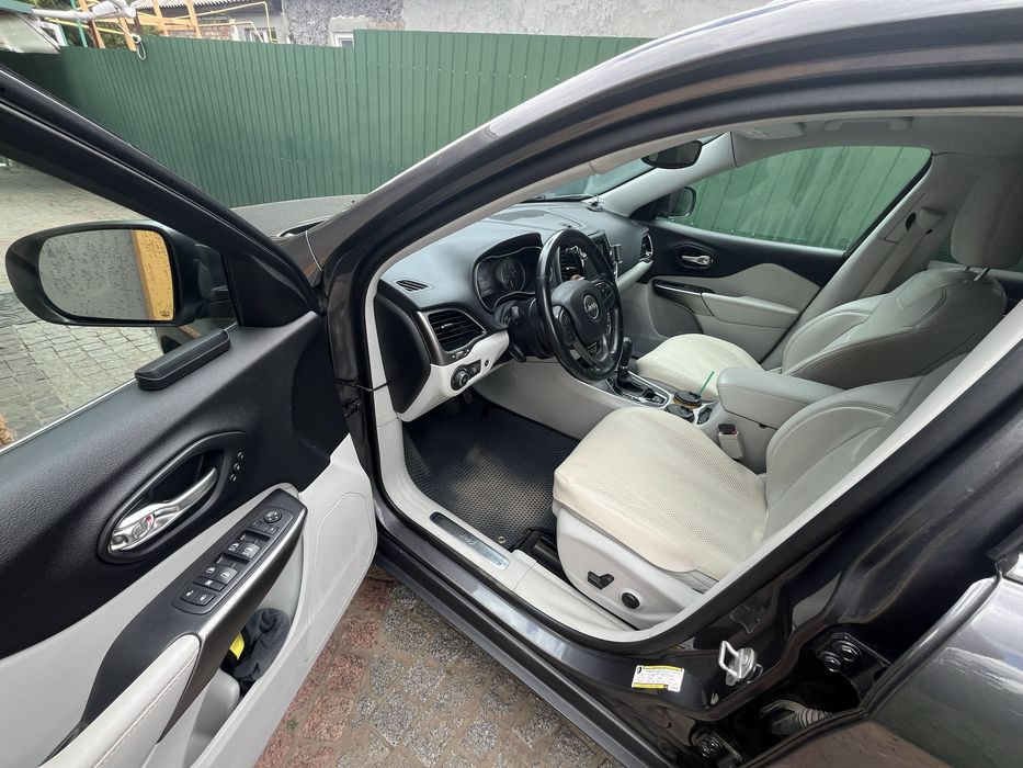 Продам автомобіль джип черокі