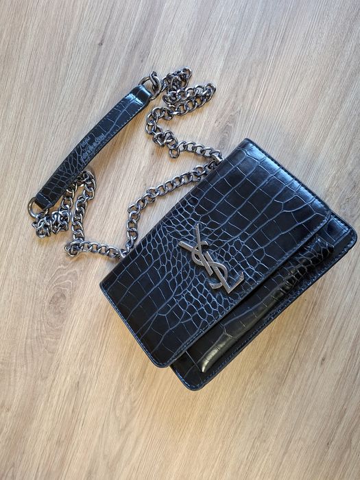 Torebka z materiału z tłoczeniem imitującym skórę krokodyla
