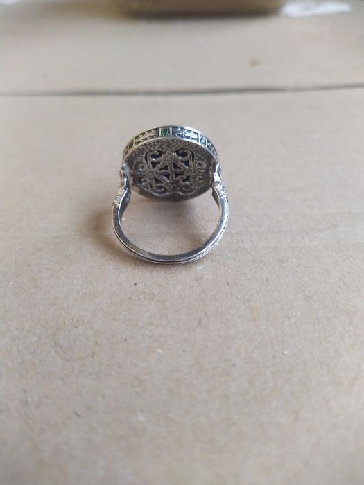 Срібний перстень з камінням