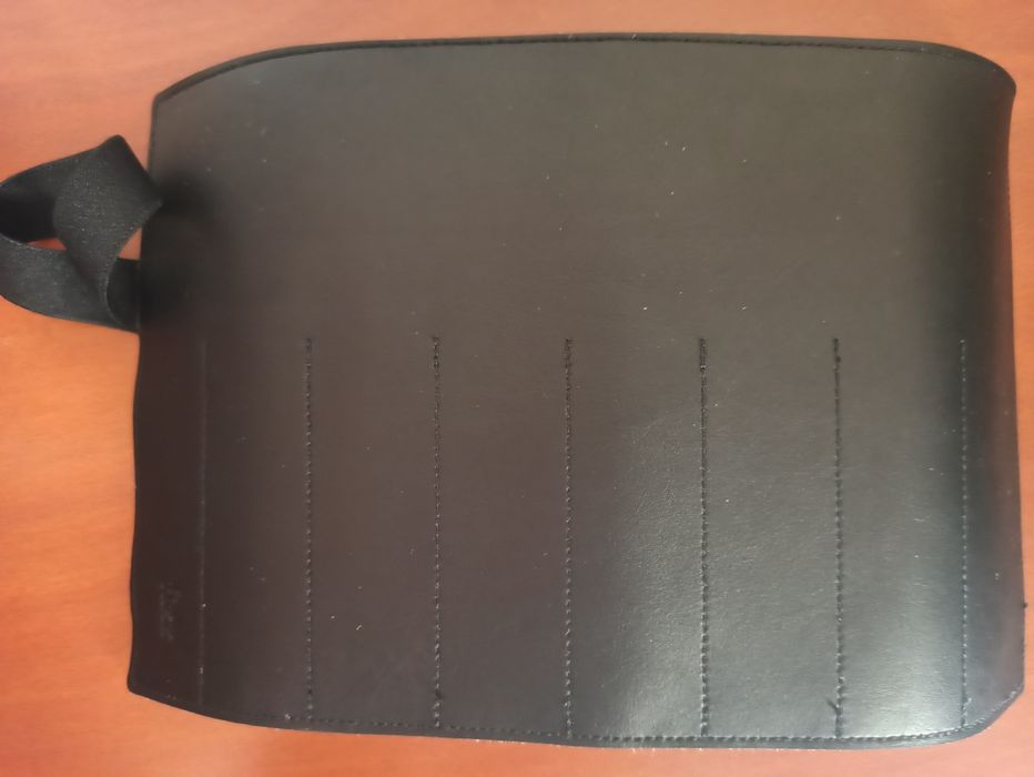 Porta-lápis de pele novo.