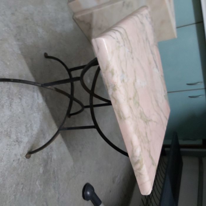 2 Mesas apoio com base em ferro tampo em mármore cor salmão