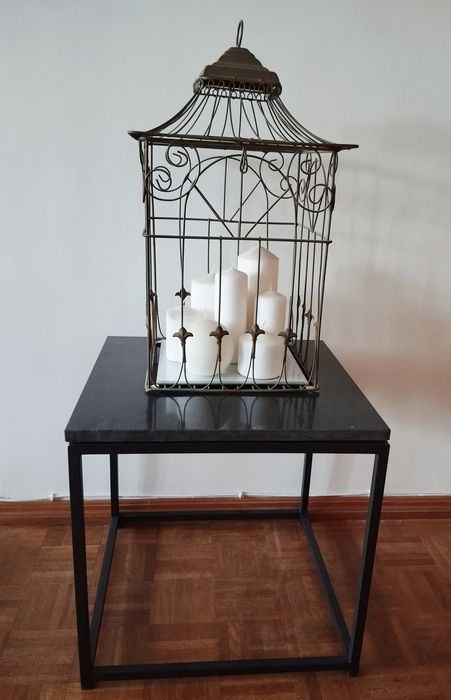 Mesa em granito e gaiola