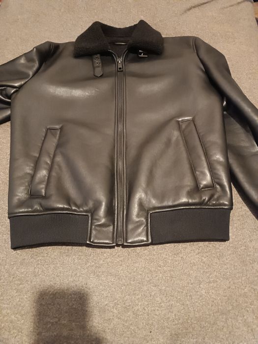 Casaco de cabedal preto forrado,35€