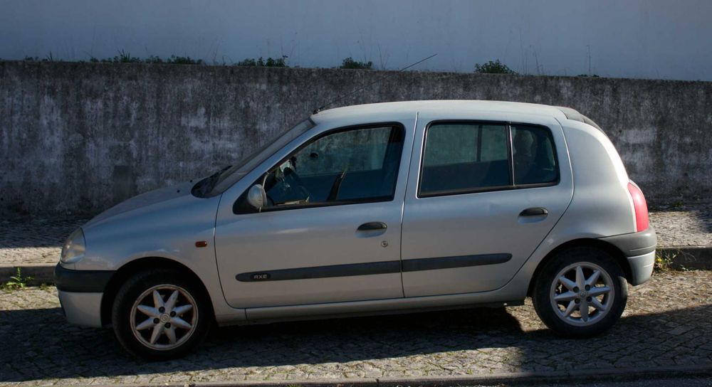 Renault Clio 1.2 (Ano 2000 / Mês 12) – Para Peças ou Reparação