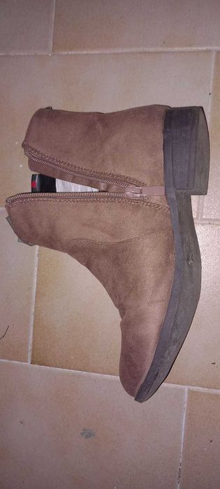 Botas castanhas nº 37 , usadas uma vez