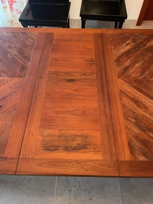 Mesa em madeira maciça extensível com 2,43m