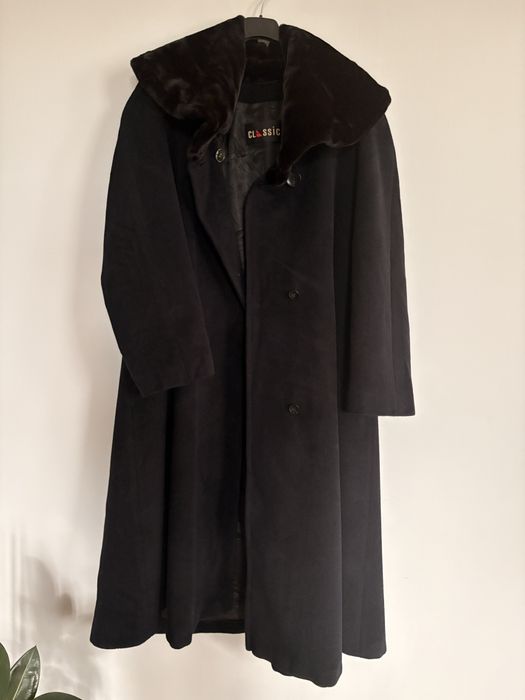 Czarny dlugi klasyczny welniany plaszcz angora z naturalmym futrem