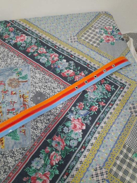 Cinto colorido azul, laranja e vermelho