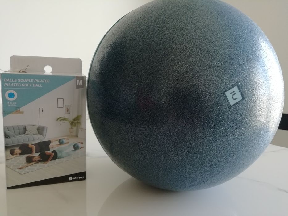 Bola de pilates e banda elástica*