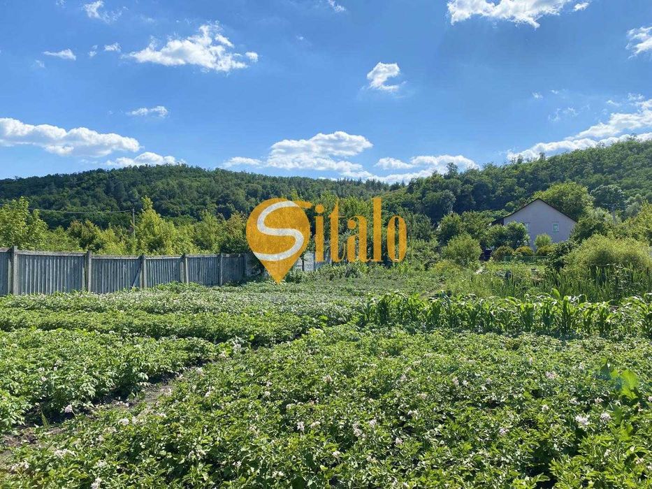 Кутова ділянка біля Київських Карпат та озера в Підгірцях