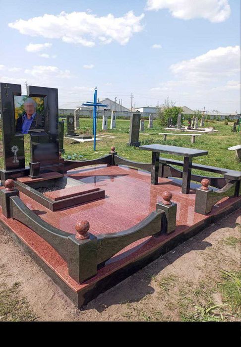 Памятники гранитные,  плитка з граніту — виготовлення та встановлення