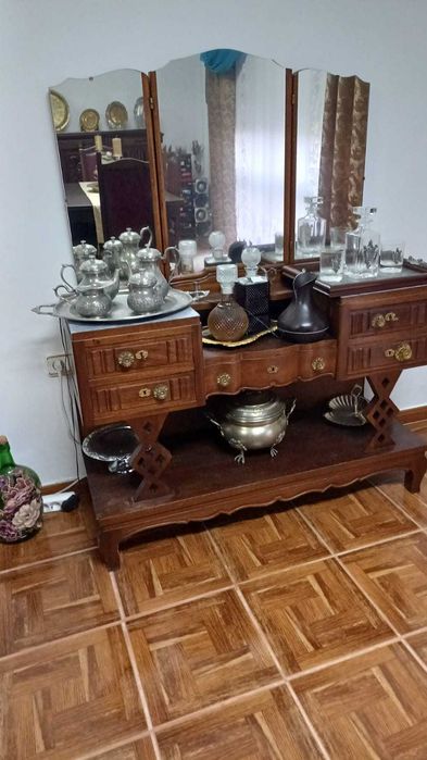 Vende-se excelente mobília clássica de sala de jantar e um aparado.