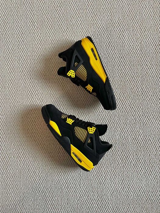 Jordan 4 RetroThunder unisex w kolorze czarnym i żółtym41