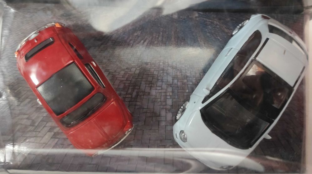 Caixa com 2 carros Fiat 500