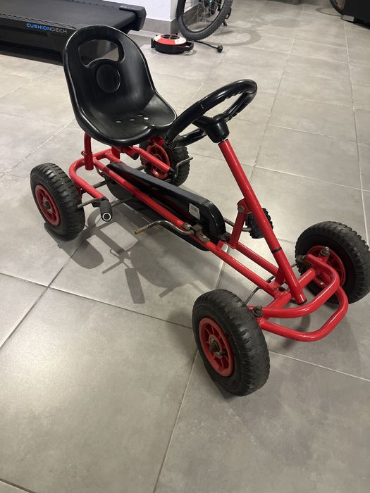Carrinho de criança a pedais