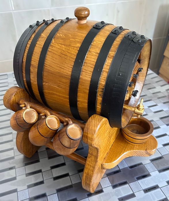 Pipo em madeira com suporte e copos
