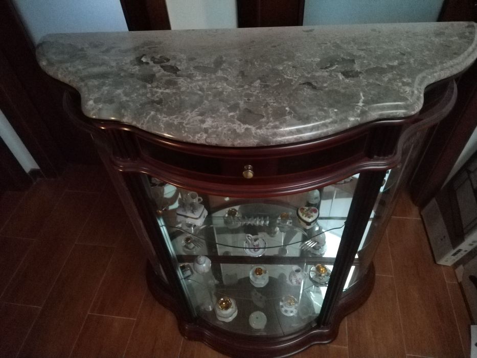 Vitrine 3 portas com Pedra