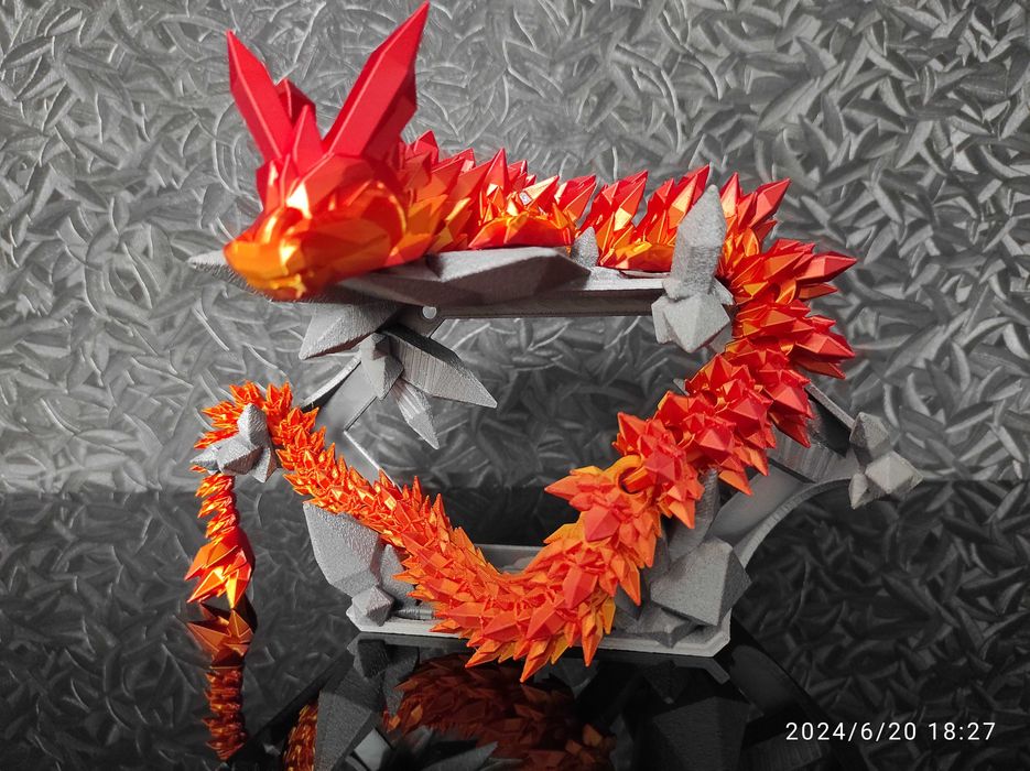 Kryształowy Smok z Polilaktydu: Elastyczna Zabawka i Stylowa Dekoracja