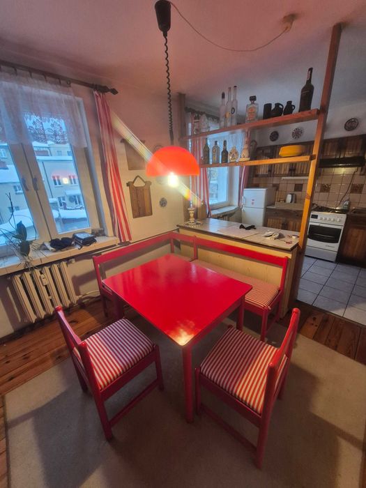 Meble kuchenne ( Narożna ławka, 2 krzesła, stół )