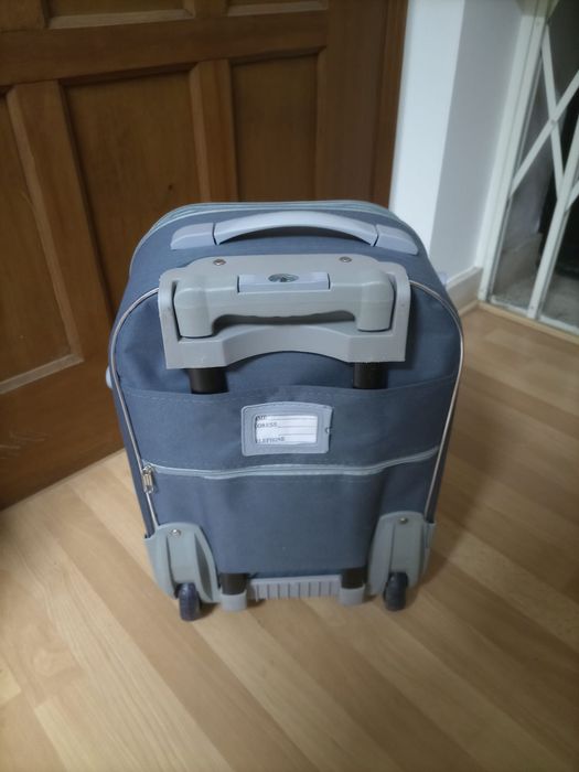 Pequeno trolley de cabine