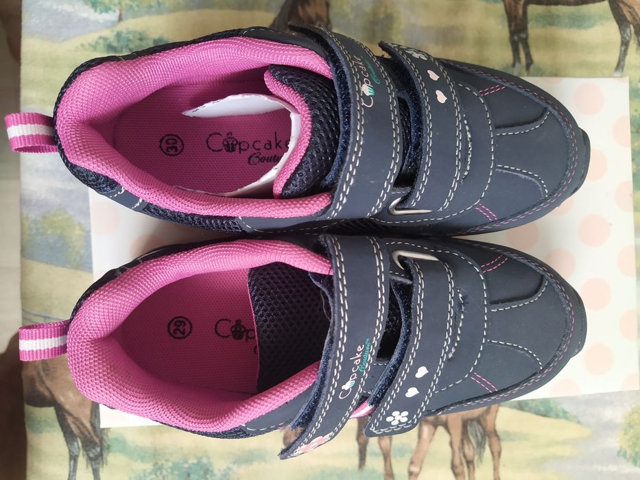 Дівчачі кросівки. Нові.