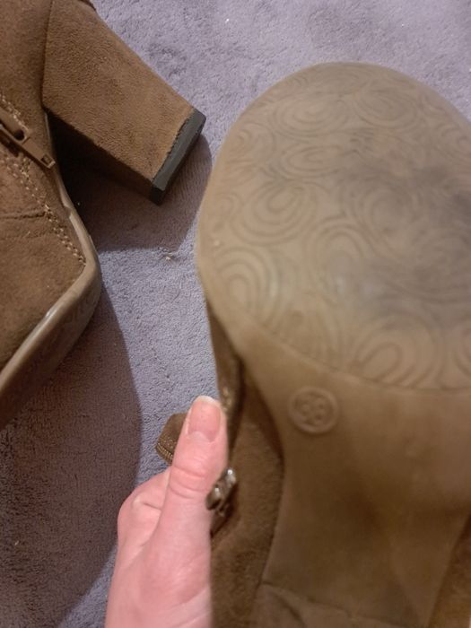 Brązowe zamszowe buty na grubym obcasie