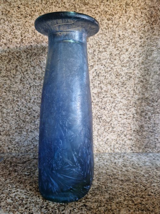 Jarra decorativa em vidro azul com acabamento artesanal