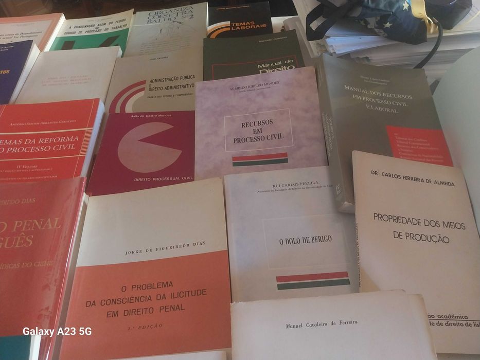 Livros de Direito, como NOVOS, a MUITO BOM PREÇO. Desde