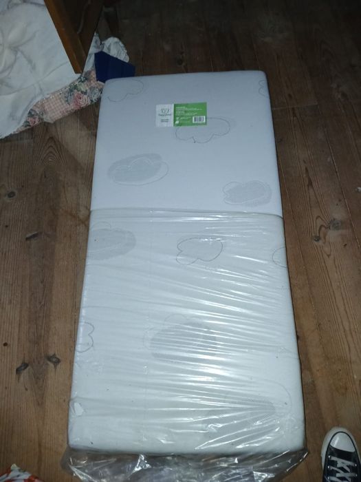 Cama de bebé com colchão