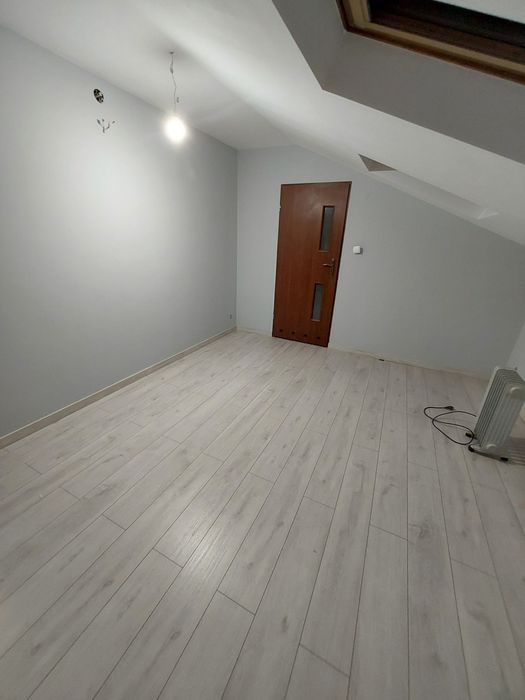 Układanie paneli podłogowych
