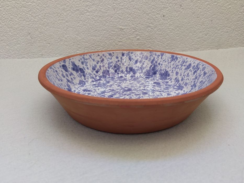 Prato de barro, interior pintado e vidrado, 24cm