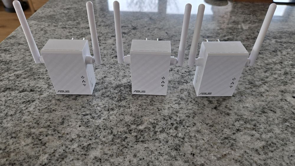 3 Adaptery ASUS WiFi RP-N12 300 Mb/s, Zasięg 300 m