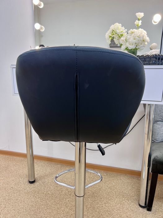 Стул барний, бровіста, візажиста.