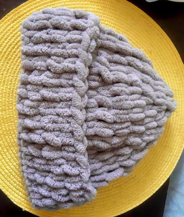 Шапка из alize puffy-бини,шапка молодежная.