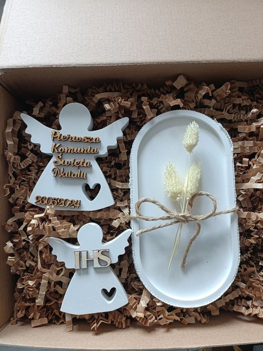 Komunia aniołki prezent od chrzestnych babci dziadka figurki dekoracje