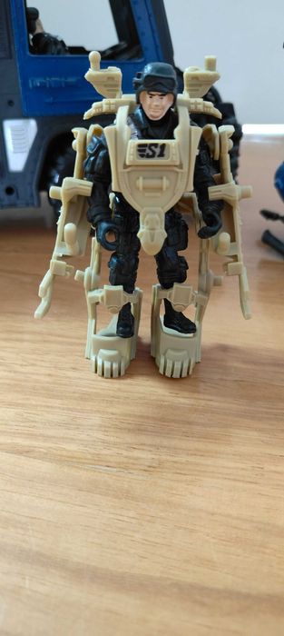 Camião da polícia com helicóptero