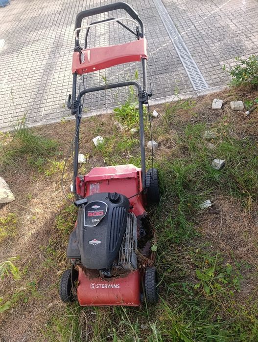 Máquina de aparar relva com motor