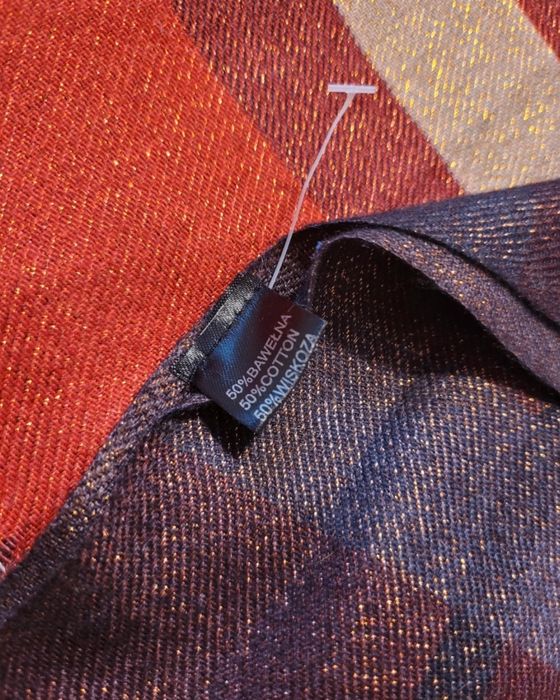 Błyszczący szal z metką