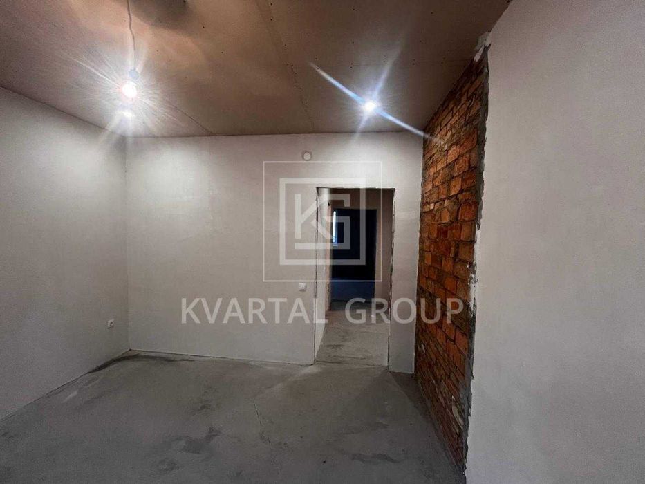 Будинок в мальовничому містечку. Бучанське водосховище