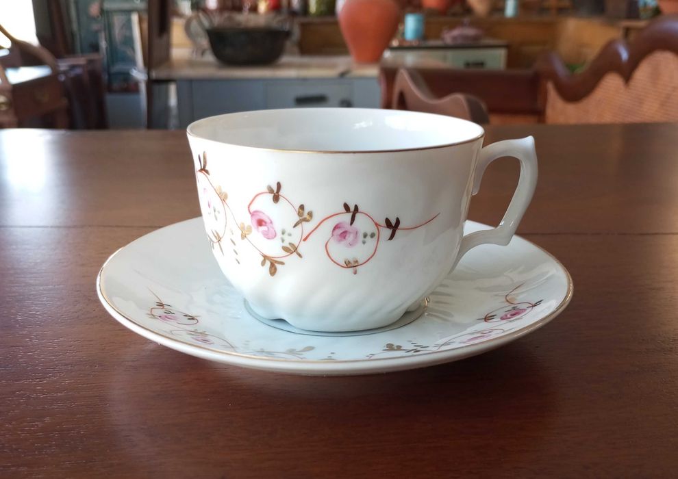 Antiga chávena de chá com pires em porcelana Vista Alegre 1924 a 1947