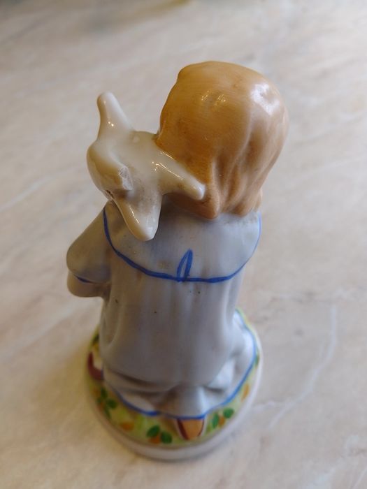 Статуетка фарфор дівчина з голубом