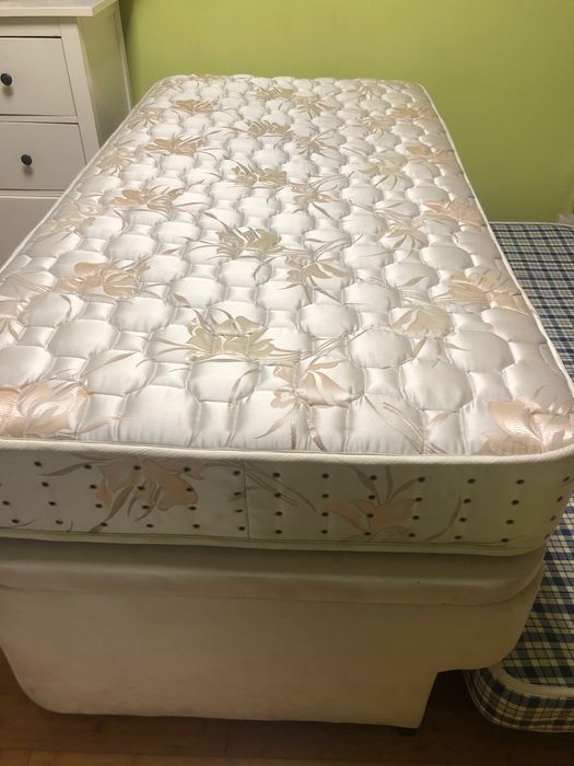 Cama de solteiro com arrumação