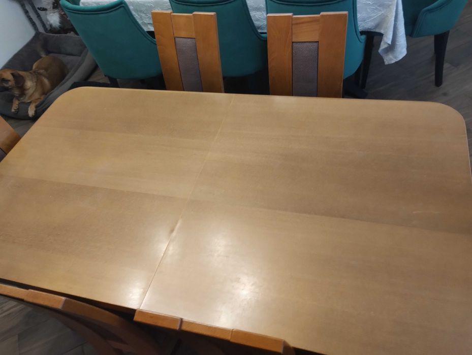 Stół rozkładany z 6 drewnianymi krzesłami