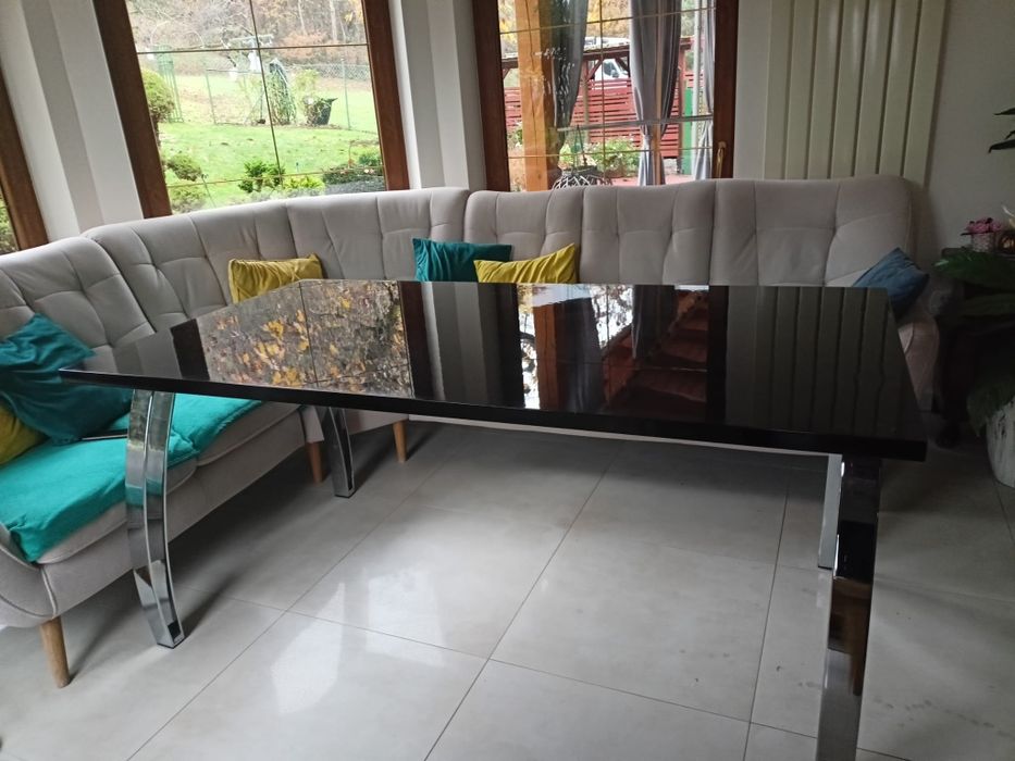 Piękny czarny stół