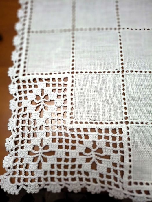 Conjunto de panos com renda branca e tecido