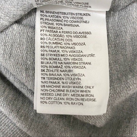 Свитшот кофта с длинным рукавом и надпистью на рукаве