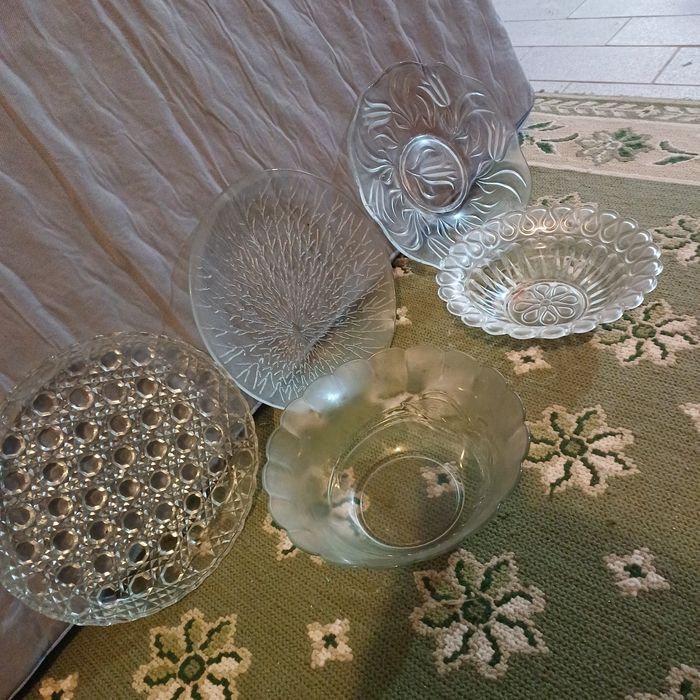 Pratos e taças de vidro muito antigos