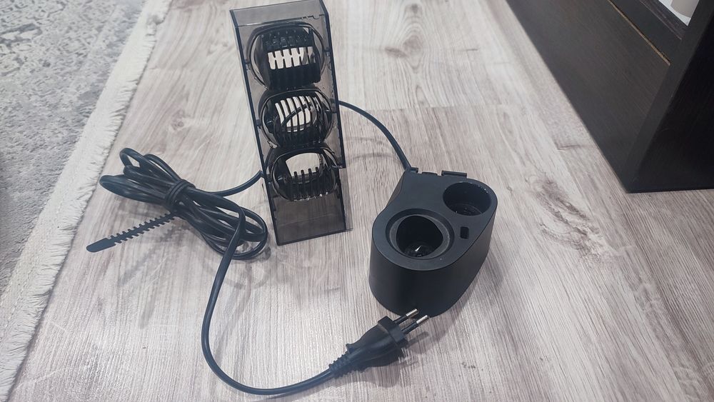 Зарядний пристрій (підставка) та насадки для тримера Panasonic