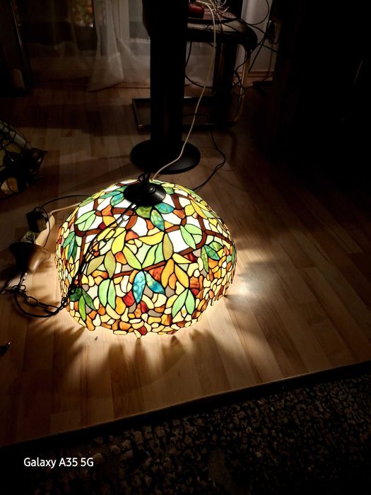 Elegancka lampa wiszaca w stylu tiffany